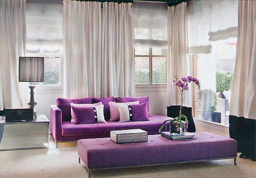Фиолетовый в декоре гостиной