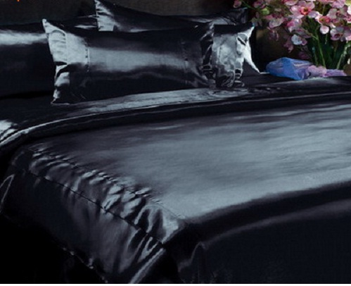 Страстные спальни с черным постельным бельем
