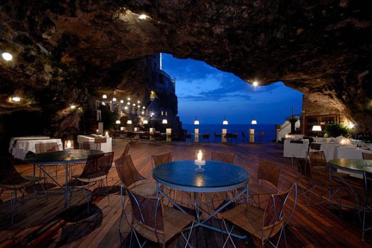 Интерьеры ресторана, расположенного в пещере