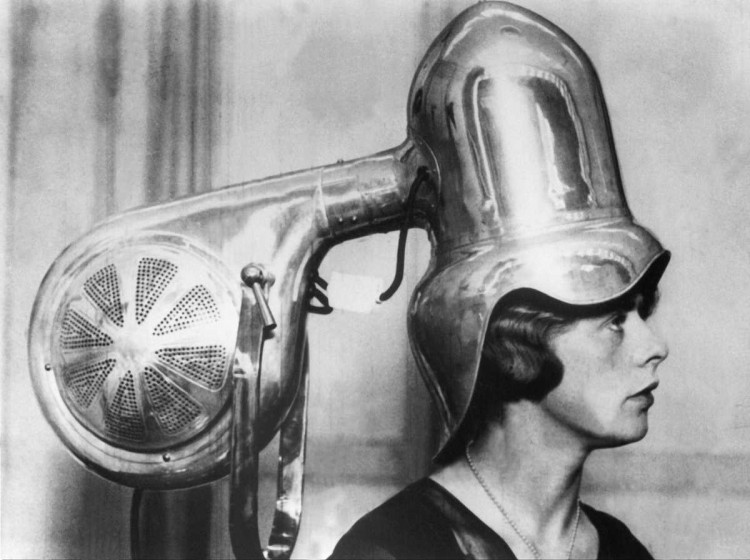 1928 г. Женщина сидит под хромированным феном. девушки, мода, фен