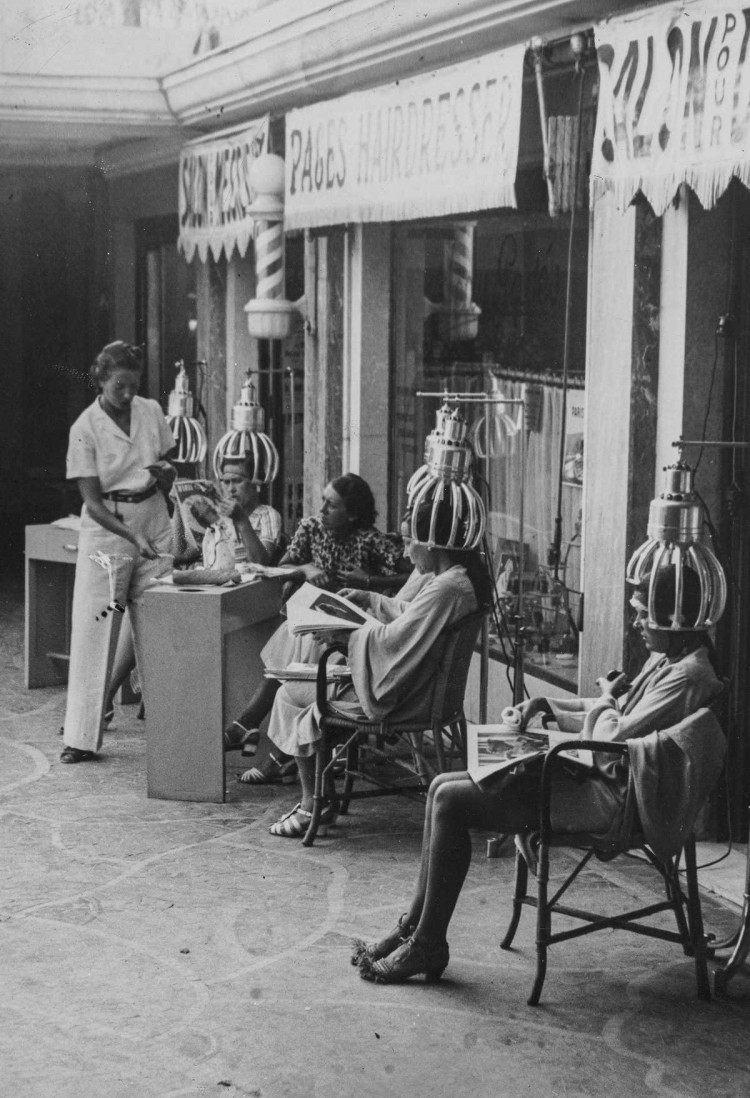 1937 г. Парикмахерская в Каннах, Франция. девушки, мода, фен