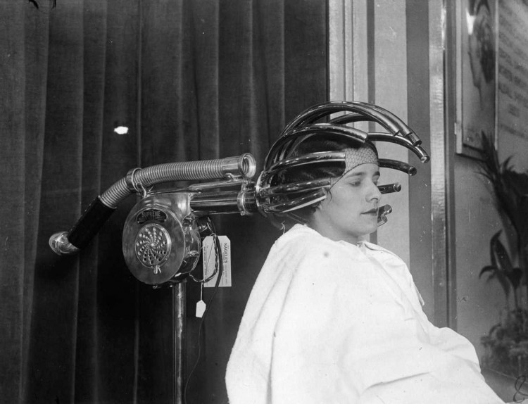 2 сентября 1932 г. Женщина пробует фен на парикмахерской выставке в Лондоне. девушки, мода, фен