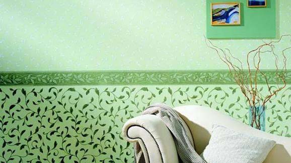 Два вида обоев однотонные и с орнаментом придают стене в спальне приятный вид