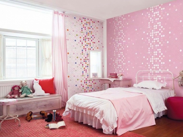 Схожие по фактуре но разные по цвету стены благодаря обоям двух видов помогают создать лучший интерьер для женской спальни