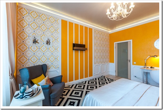 Сочетание обоев сплошного цвета в интерьере спальни создают яркое пространство