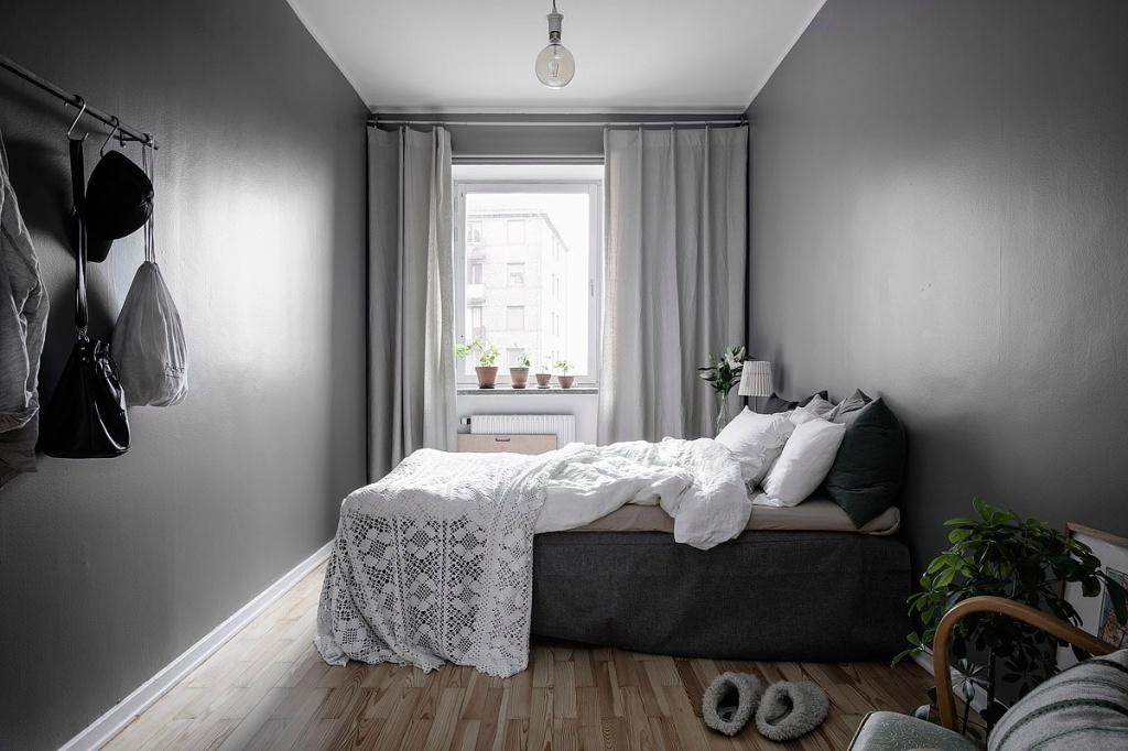 Спальня в скандинавском стиле с темными стенами