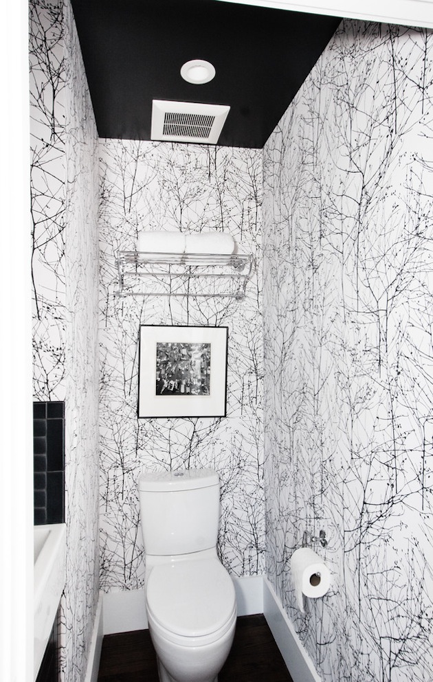 Узорчатые стены черно-белой ванной комнаты