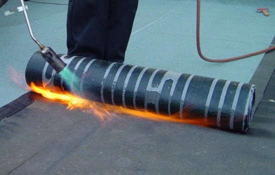 Укладка изоляционного материала с применением газовой горелки