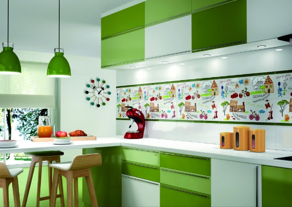 Красные и коричневые детали в зеленой кухне