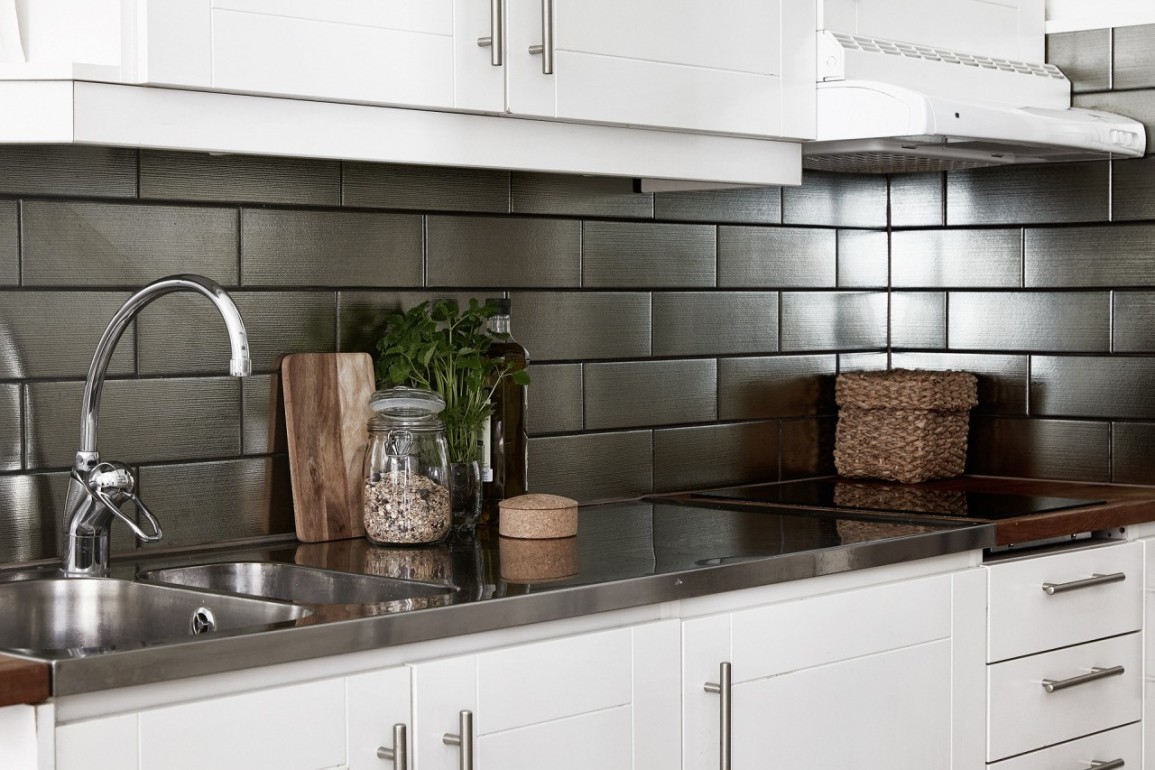 Белый кухонный гарнитур с металлической столешницей на кухне в стиле лофт