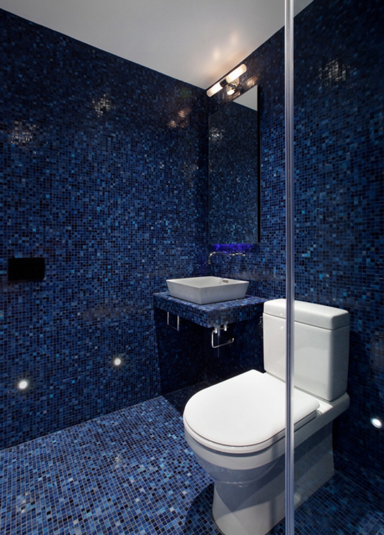 Синий пол и стены из мозаики в ванной