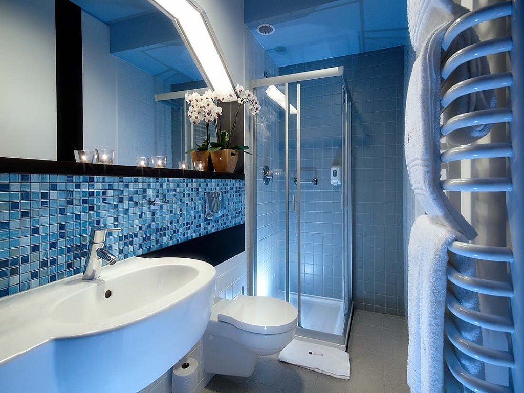 Красивая синяя мозаика в отделке ванной