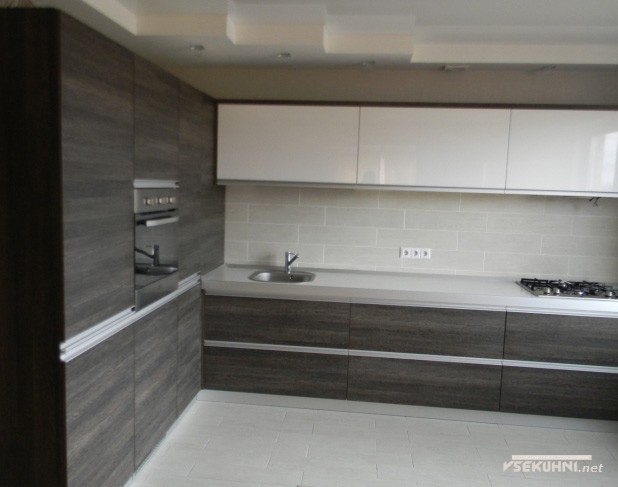 Дизайн интерьера угловой кухни в стиле модерн белого цвета с венге