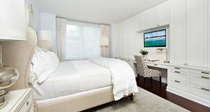 Стильное и практичное оформление спальни для любителей просмотра телевизора