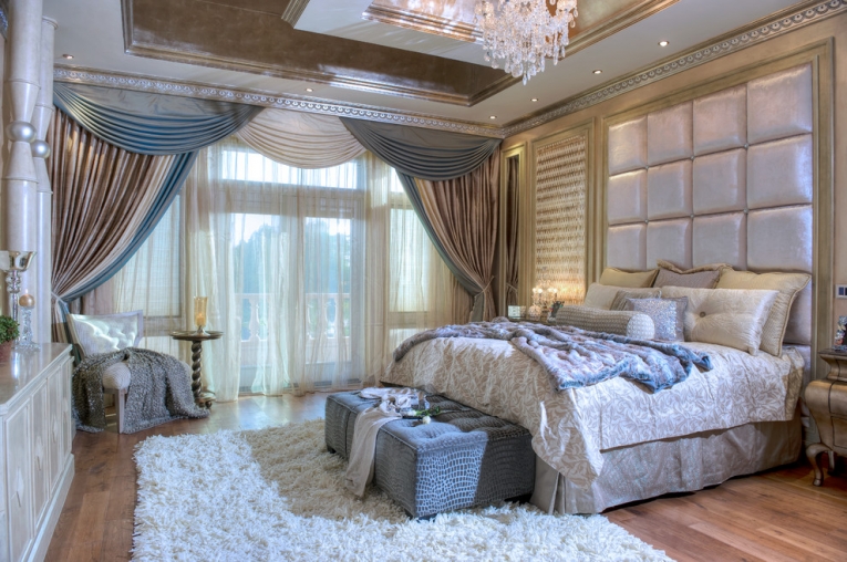 Ламбрекены в спальне классического стиля