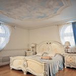 Утонченный и красивый стиль барокко в интерьере спальни