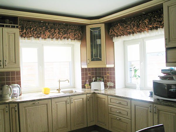 Фото кухни с 2 окнами