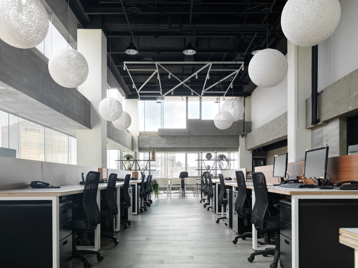 Интерьер офиса в стиле минимализм компании Citiesocial - подвесные светильники как дополнительное освещение