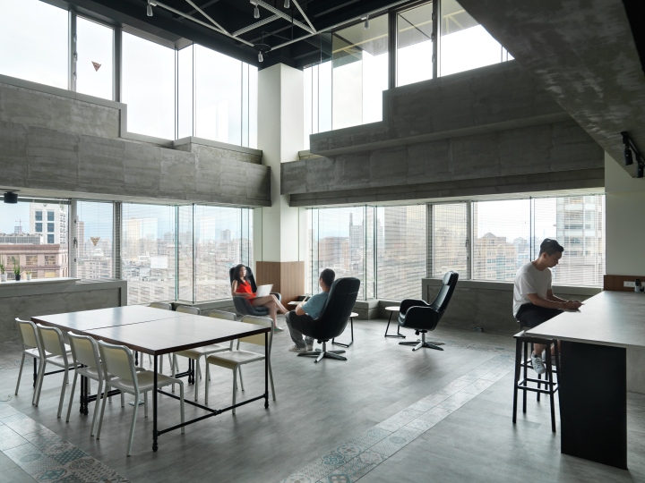 Интерьер офиса в стиле минимализм компании Citiesocial - большие окна и много света