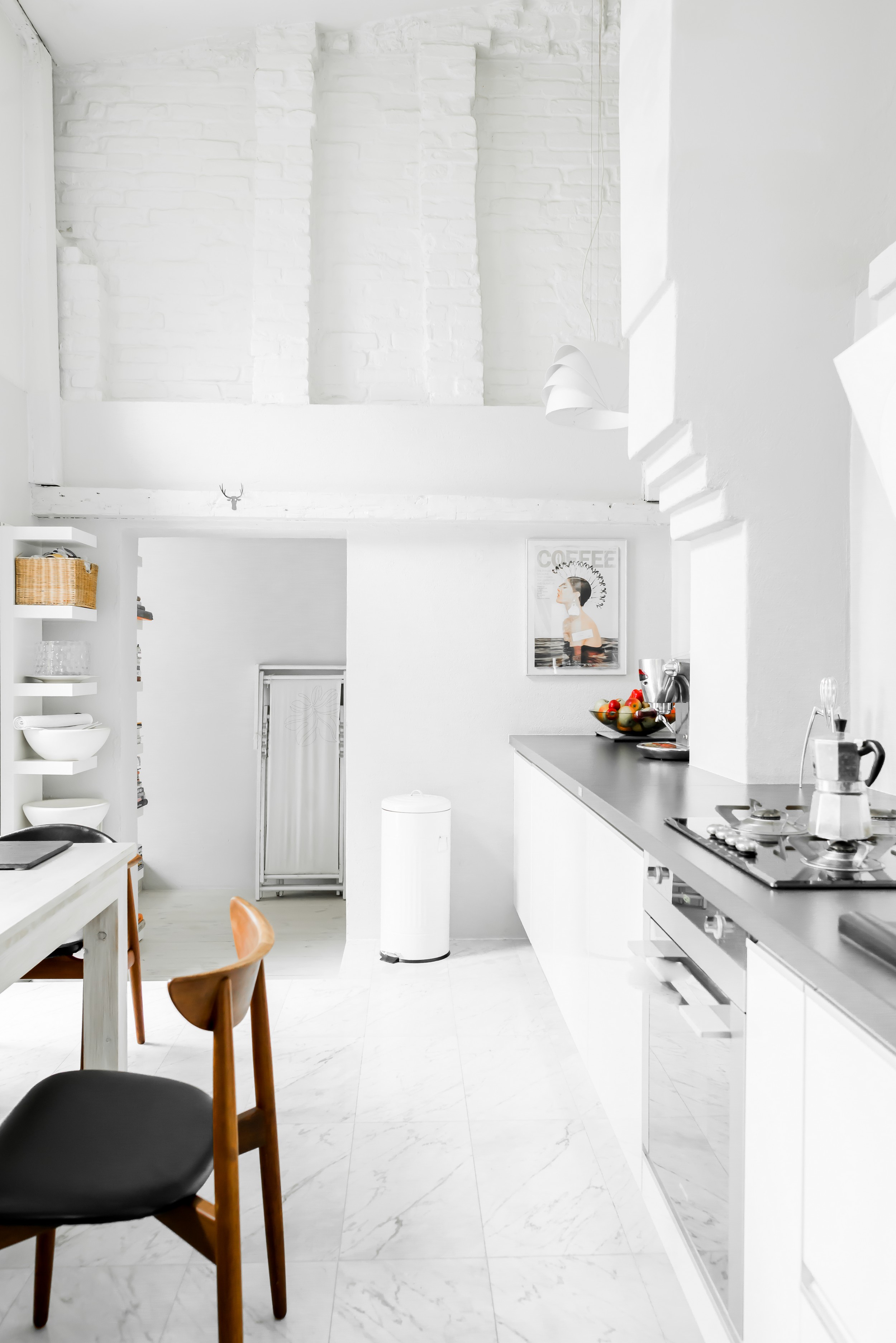 Белая лофт кухня: Маленькая белая кухня в стиле лофт: дизайн интерьера .