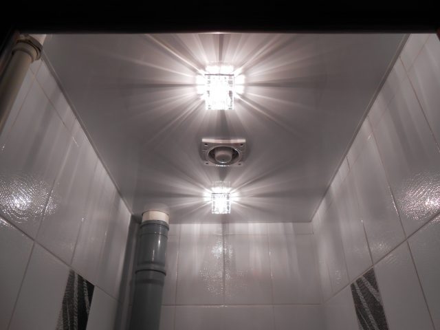 Натяжной потолок в туалете: дизайн, отзывы и фото