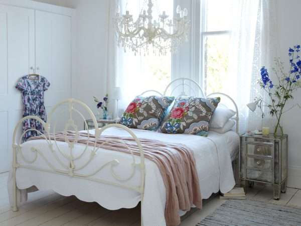 Белая кованая кровать для спальни в стиле прованс
