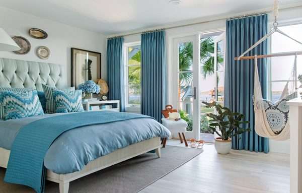 Дизайн яркой спальни в голубых тонах