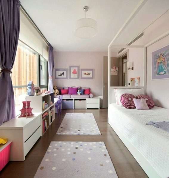 фиолетовые шторы в интерьере белой гостиной