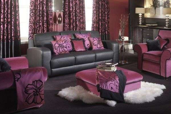 фиолетовые шторы с чёрным узором в интерьере гостиной