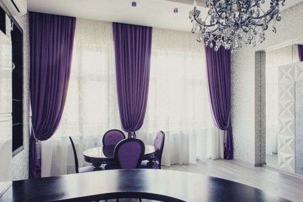фиолетовые шторы в интерьере гостиной у обеденной зоны
