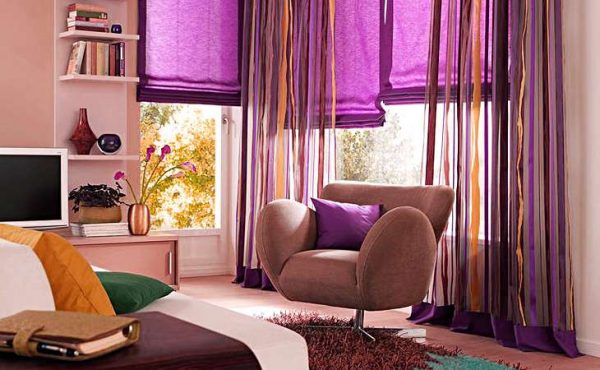 фиолетовые шторы в гостиной в сочетании с жёлтым