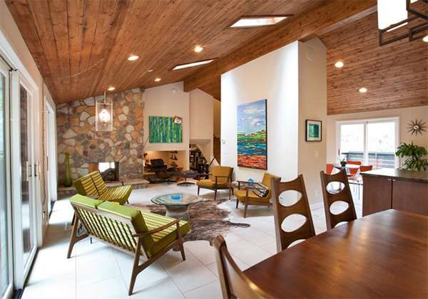 деревянный потолок в интерьере гостиной в стиле модерн