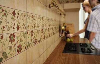 сочетание кафеля с рисунком и однотонного на стене кухни