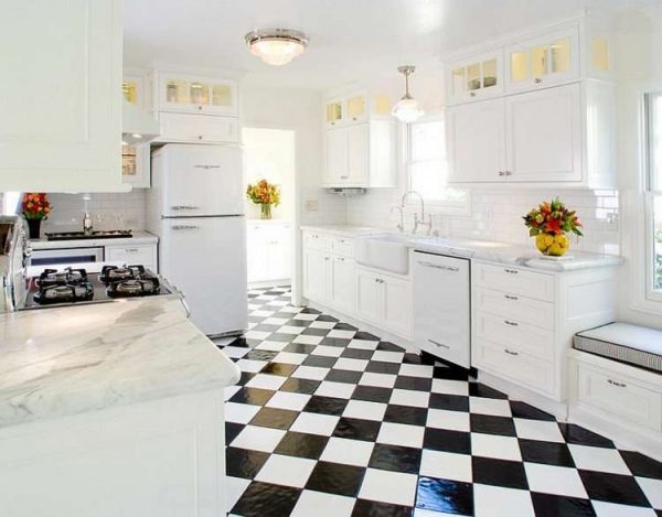 плитка в шахматном порядке на кухне