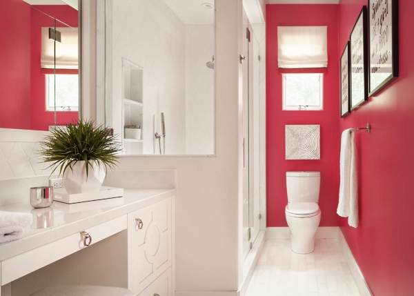 Красивая маленькая ванная комната - фото в белом и розовом цвете