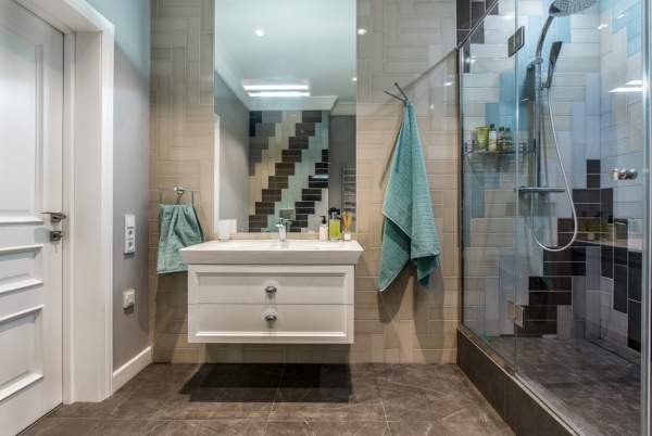 Красивый дизайн ванной комнаты с необычно уложенной плиткой