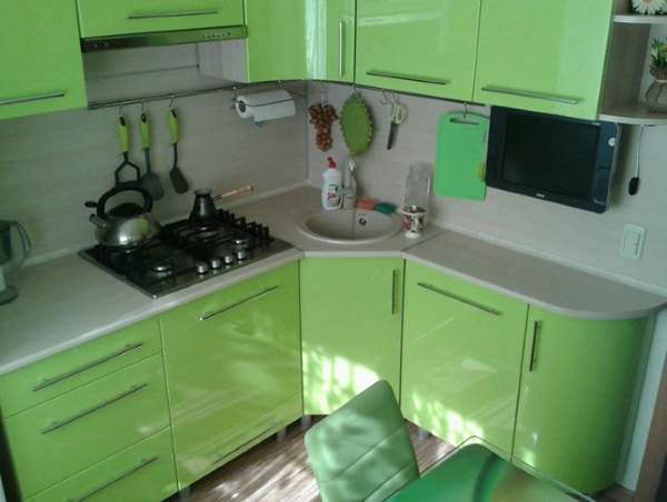 Интерьер зеленой кухни в дизайне маленькой квартиры 30 кв м
