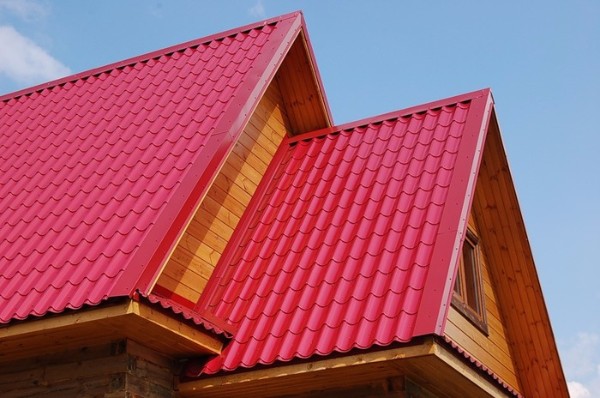 Красная крыша из металлочерепицы