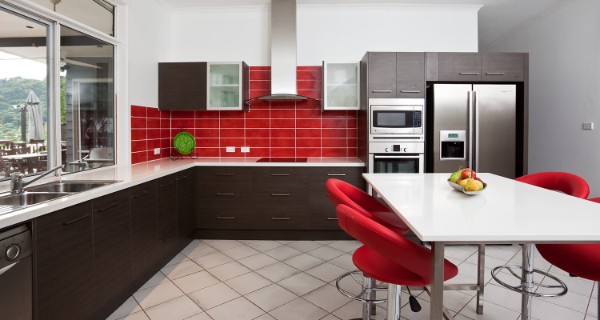 фасад кухни коричневого цвета красные акценты в интерьере 