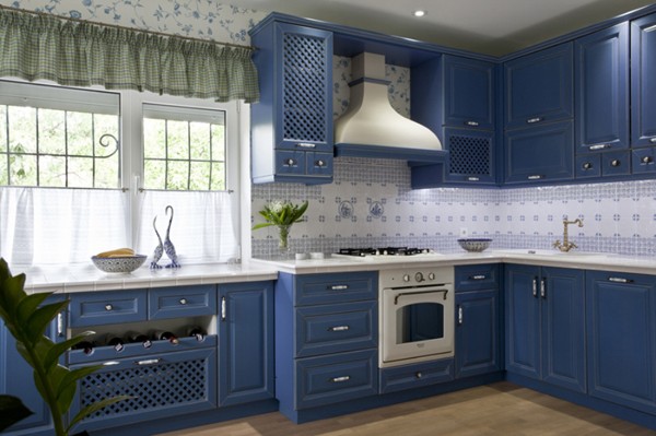 фасад кухни насыщенного синего цвета прованс