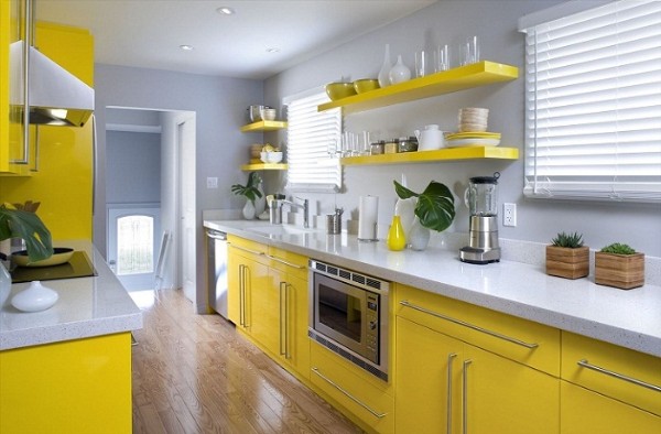 фасад кухни с открытыми полками жёлтого цвета