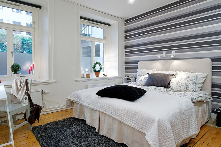 дизайн спальни с серыми обоями в полоску