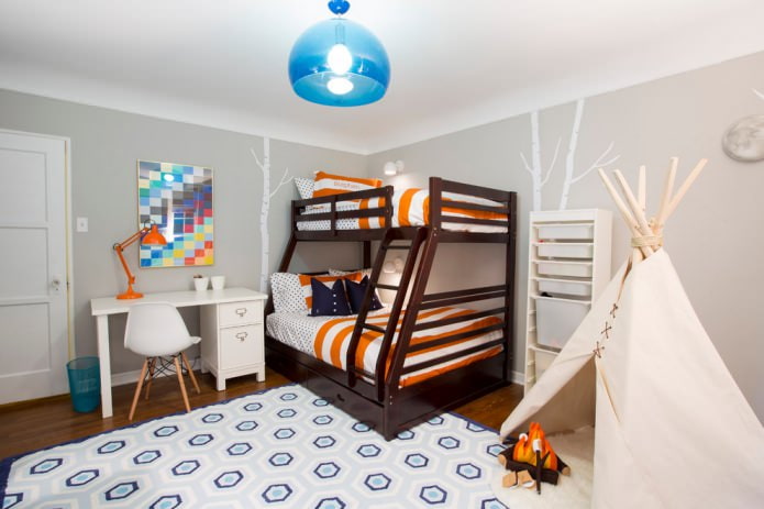 небольшая комната для двух детей с двухъярусной кроватью