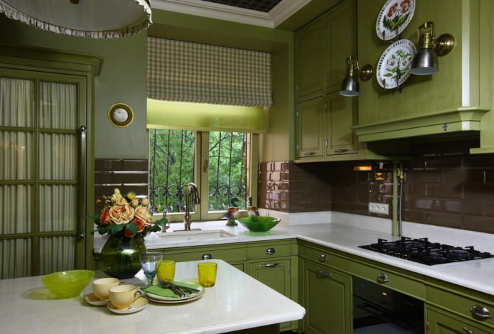 зеленые римские шторы на кухне