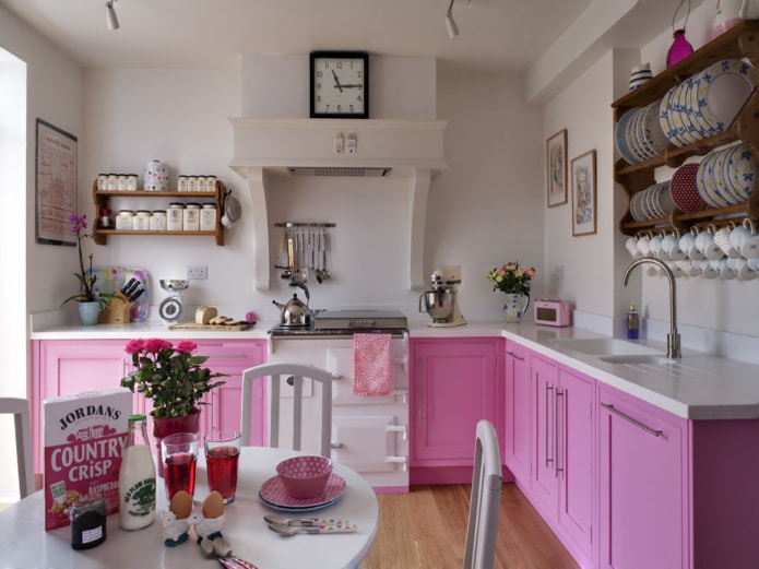 интерьер кухни в бело-розовых тонах
