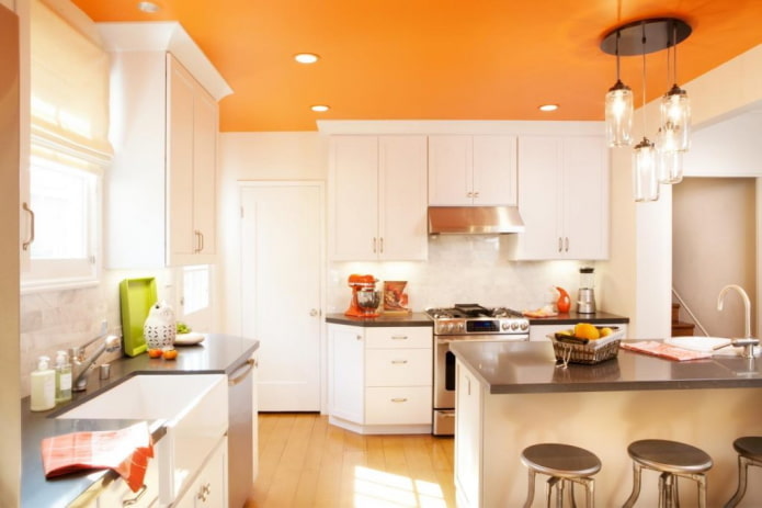 оранжевый потолок в интерьере кухни