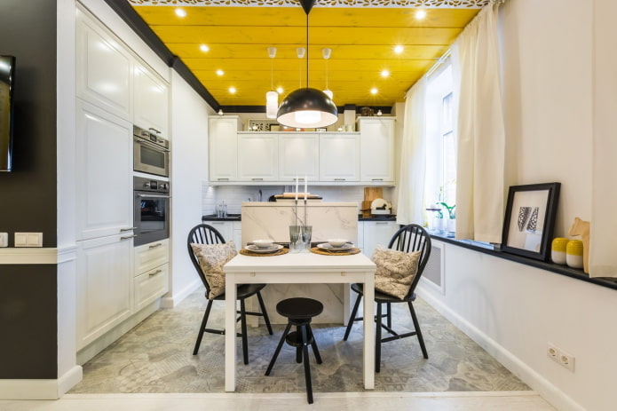 потолок желтого цвета на кухне