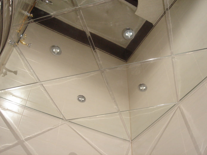 серебристая зеркальная потолочная конструкция