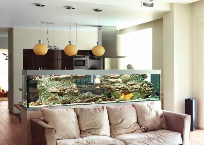 перегородка с аквариумом в интерьере кухни-гостиной