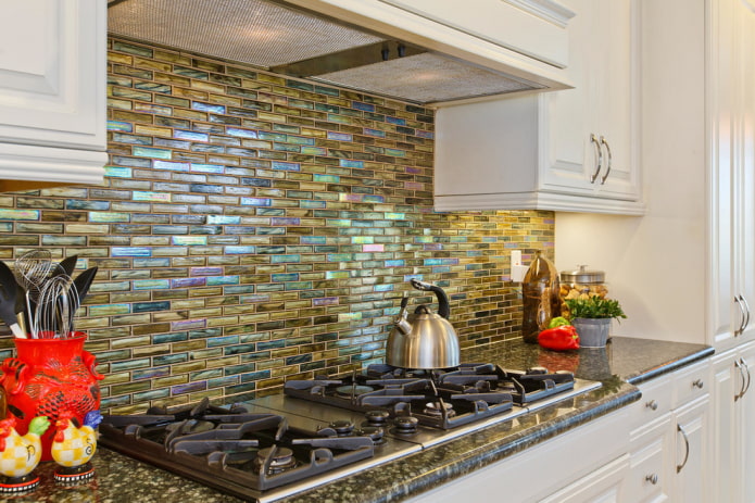 смальтовая мозаичная плитка на кухне